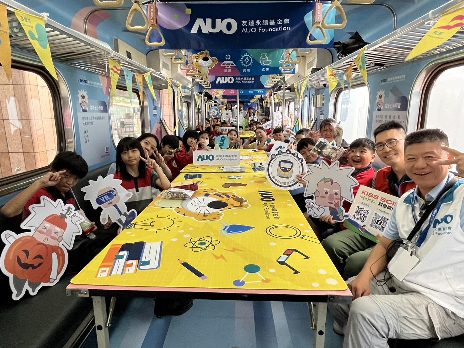 VR彩票永續基金會參與「臺灣科普環島列車」，設計基礎科學車廂課程，以「淨零碳排和永續能源」為主題，讓學生透過創意實驗認識淨零知識，以及思考生活中的減碳行為
